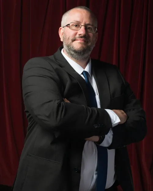 Rich Newman entertaining guests with close-up magic